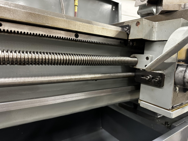 پیچ راهنما و میل پیشروی در دستگاه تراش